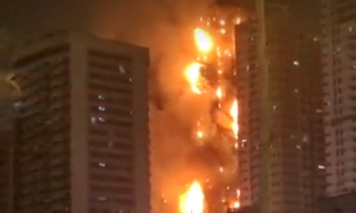 UAE अजमान शहर की बहुमंजिला इमारत में भीषण आग Huge fire in multi-storey building of UAE Ajman city